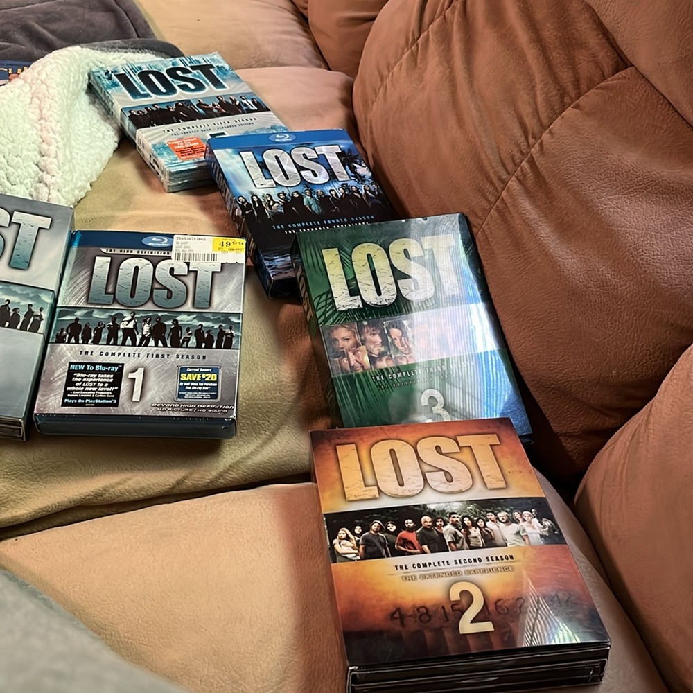 Lost: The Complete First Season DVD and Blu-ray Set - Picture 2 of 8